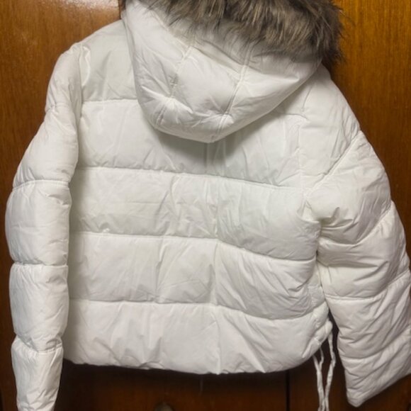 Women's XXL white puffer with fur trimmed hood. - Picture 3 of 3